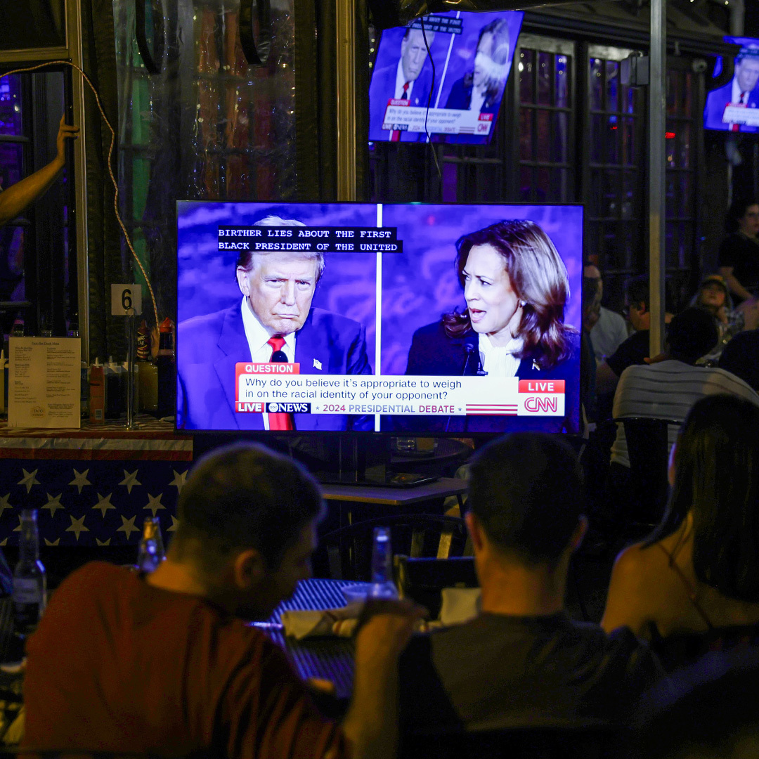 Une télévision diffusant le débat télévisé entre Kamala Harris et Donald Trump en 2024.