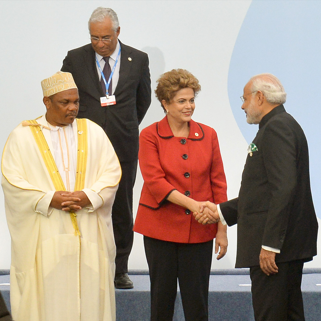 Le premier ministre indien, Narendra Modi saluant la présidente du Brésil, Dilma Rousseff, lors du sommet de la COP21 le 30 novembre 2015.