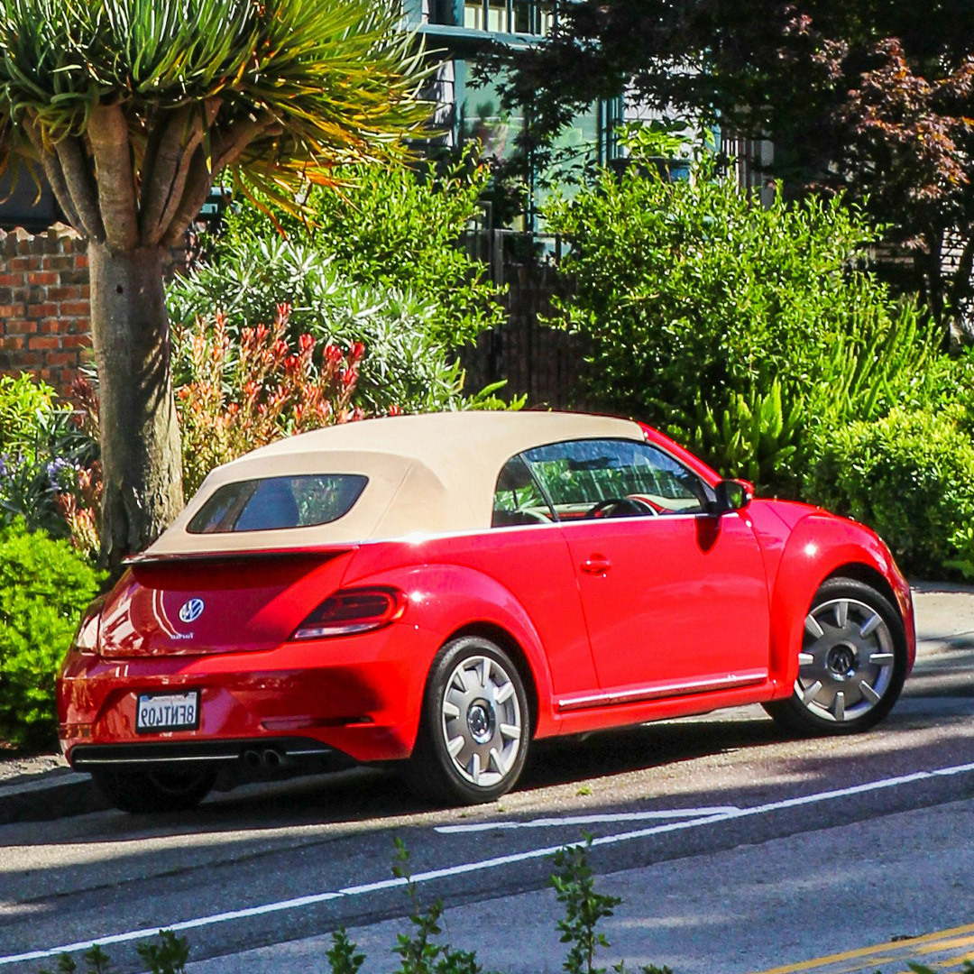 Coccinelle de Volkswagen, modèle convertible rouge.