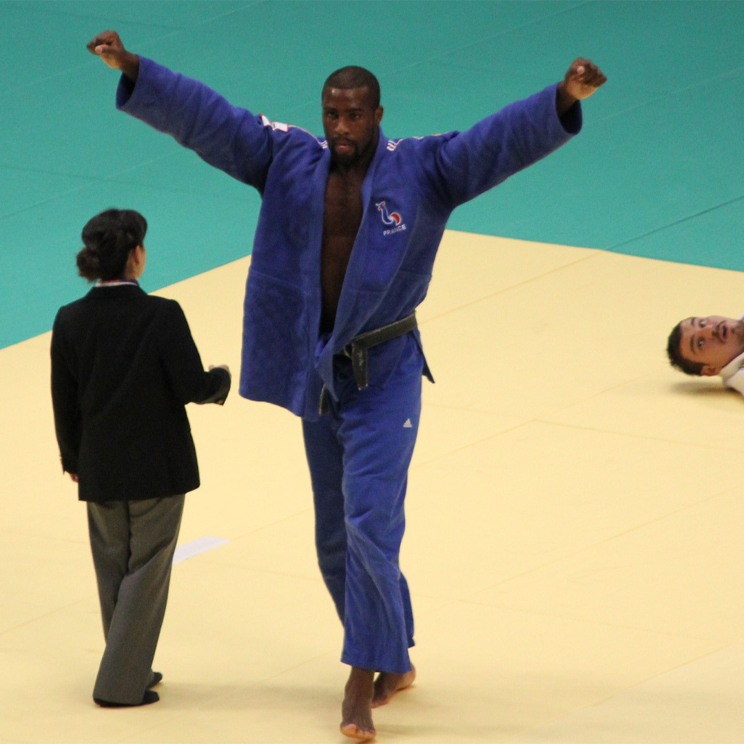 Le judoka français Teddy Riner, victorieux de l’Allemand Andreas Tölzer lors des championnats du monde de judo 2010 à Tokyo.