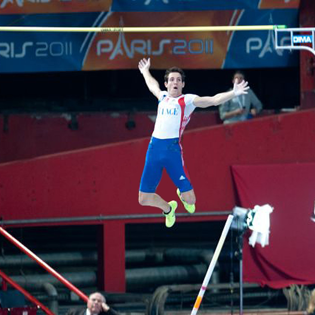 Renaud Lavillenie en action à Paris en 2011.