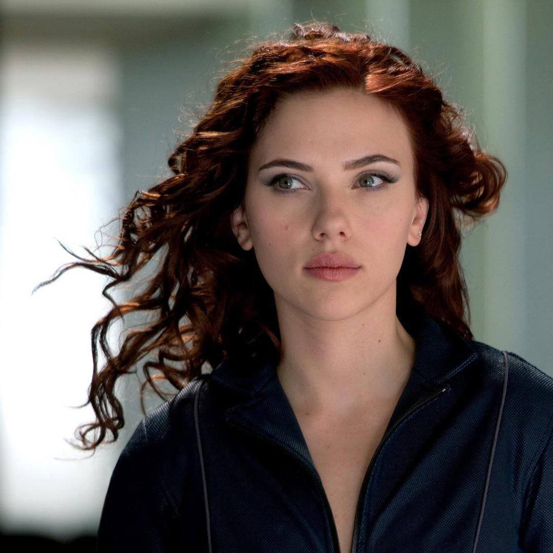 Black Widow interprétée par Scarlett Johansson dans Iron Man 2.