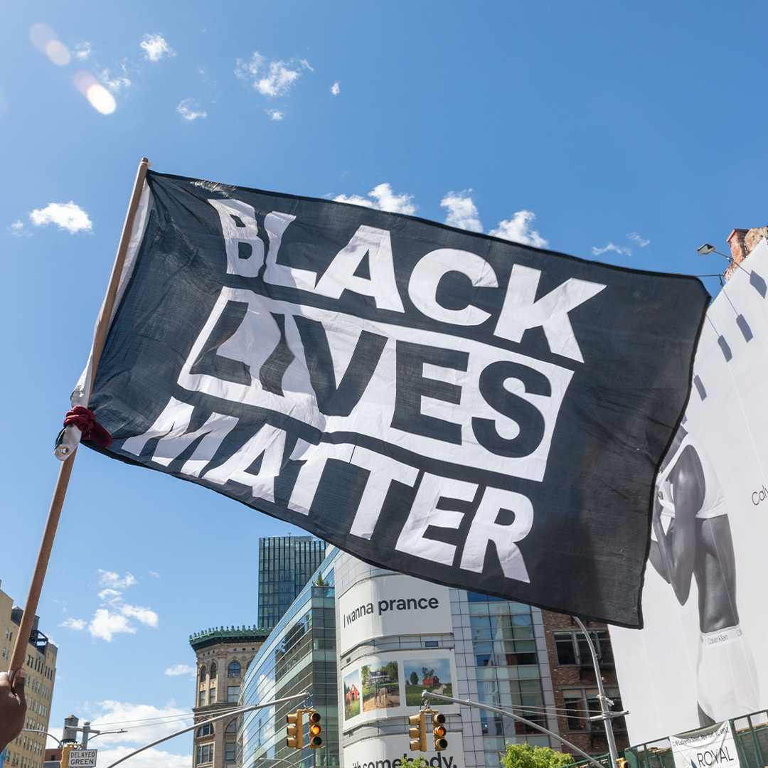Pancarte Black Lives Matter dans une manifestation