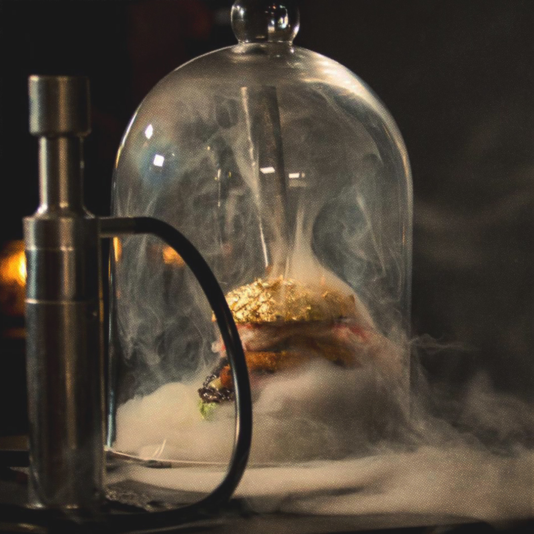 The Golden Boy, le burger le plus cher du monde sous une cloche de verre avec de la fumée tout autour.