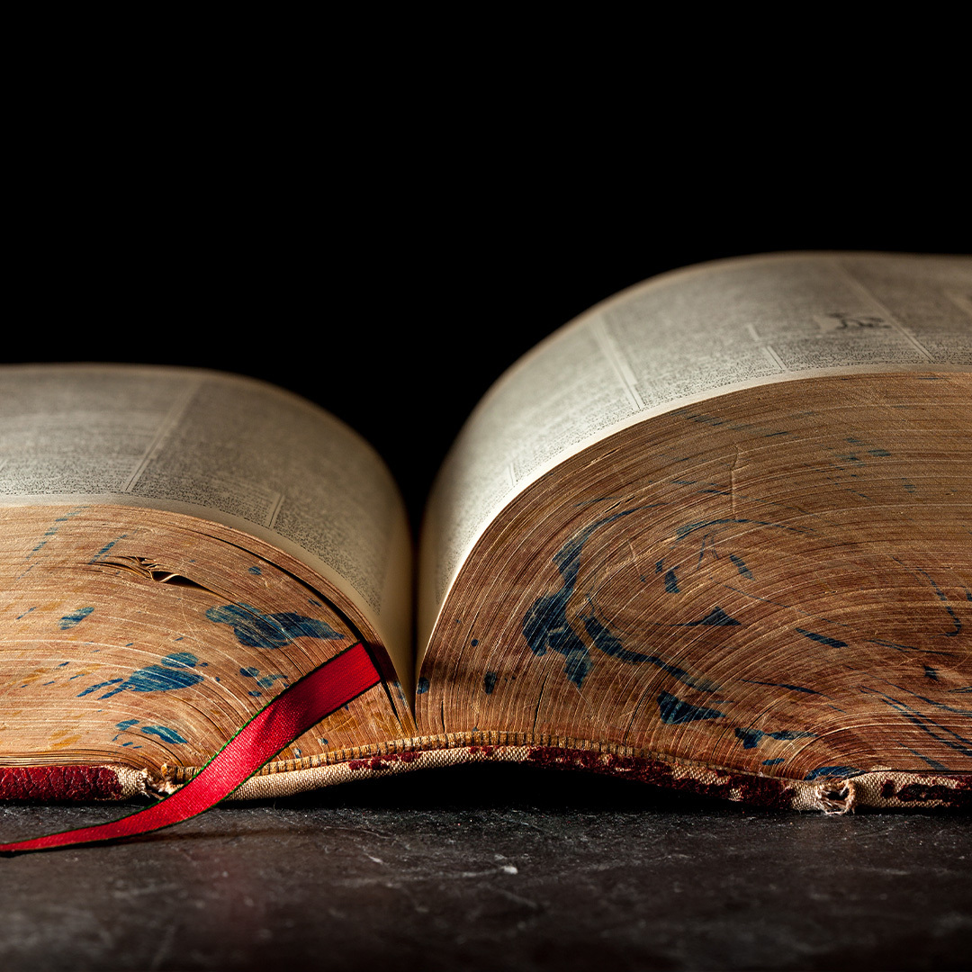 Gros livre ouvert.