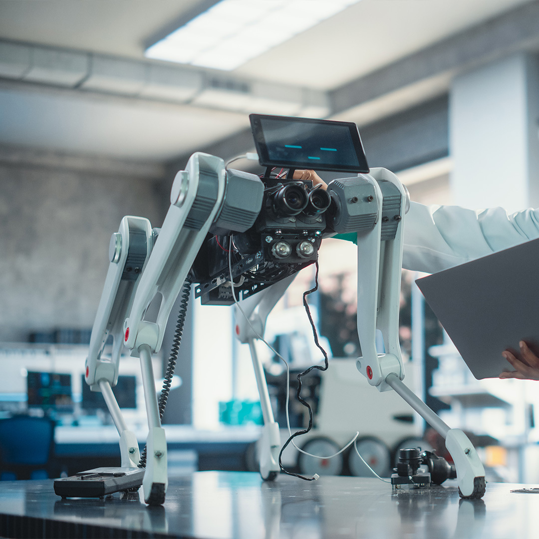 Un animal robot programmable industriel dans un atelier de développement d’usine.