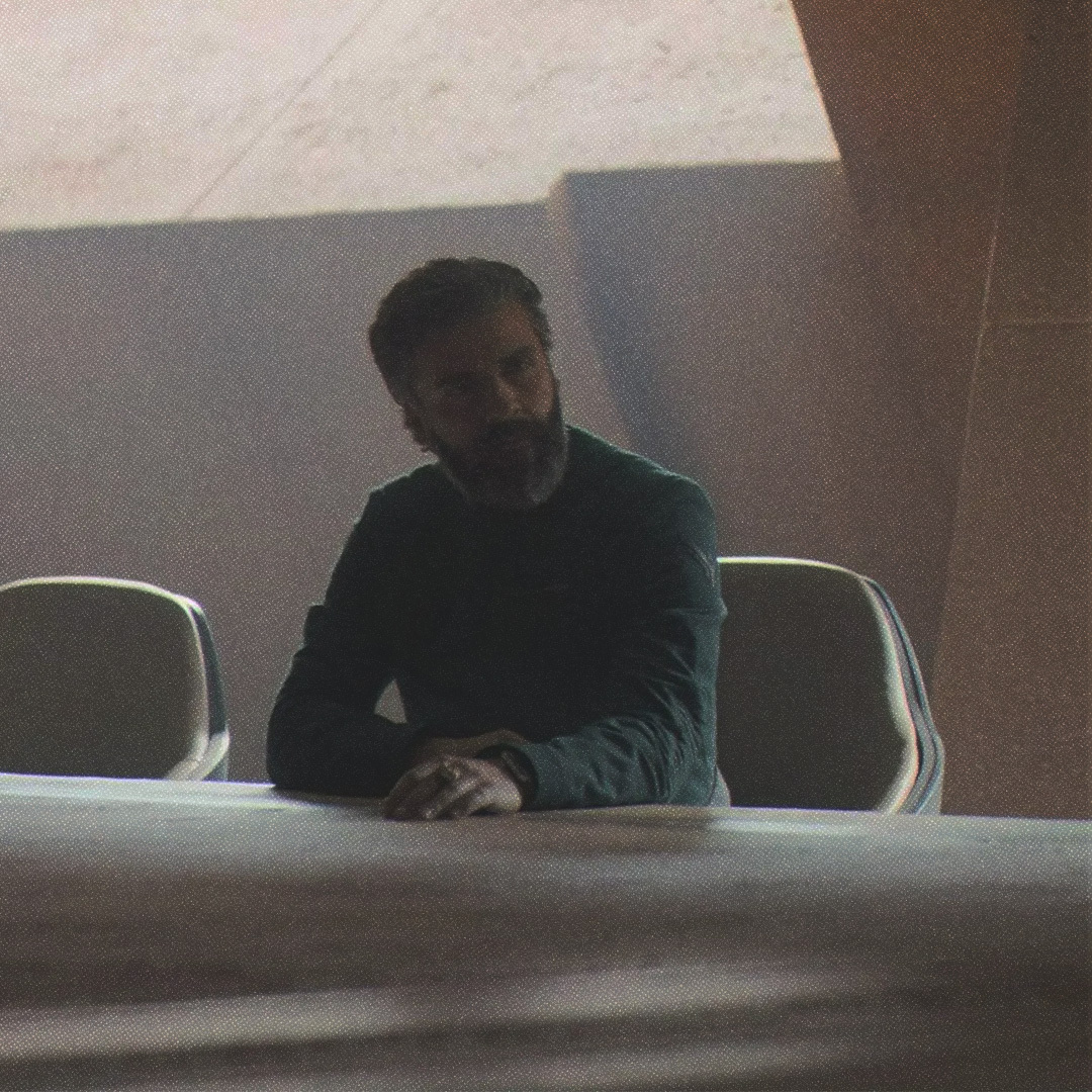 Oscar Isaac et Timothée Chalamet assis à une table de conférence dans le film Dune (2021).