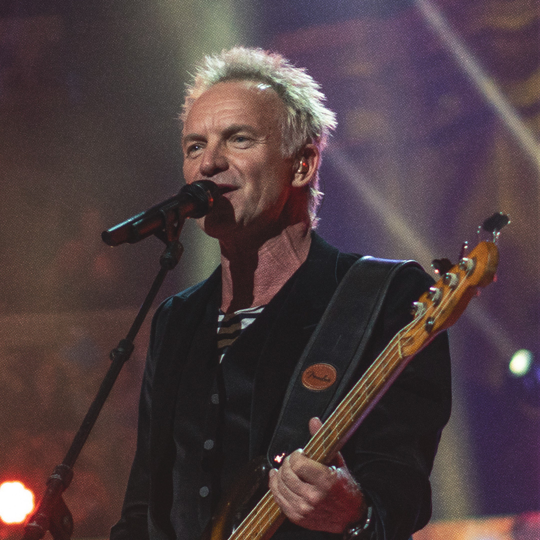 Sting chantant et jouant de la guitare.