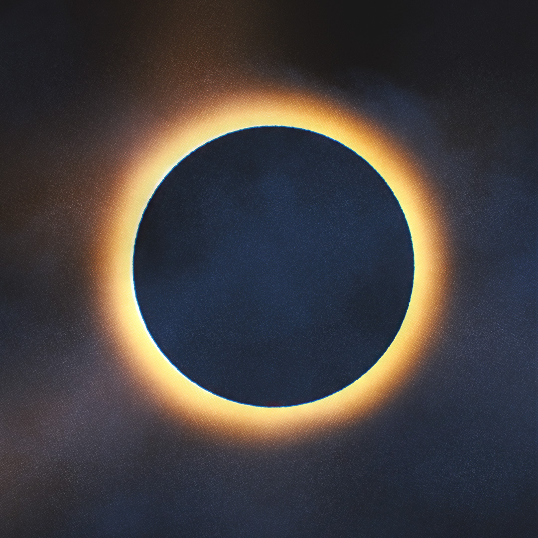 Éclipse solaire totale avec brouillard.