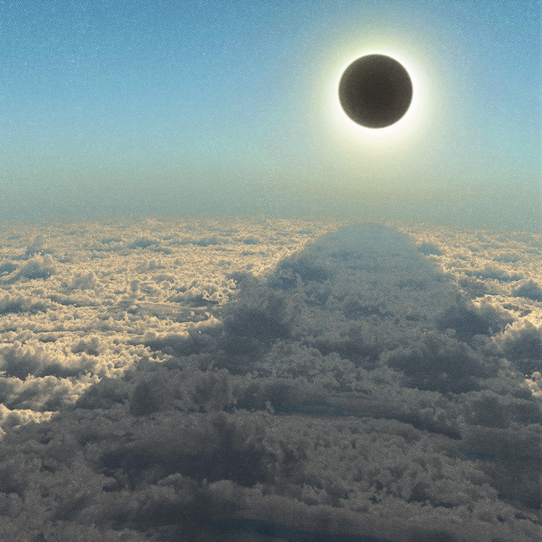 Éclipse solaire, vue aérienne dans les nuages.