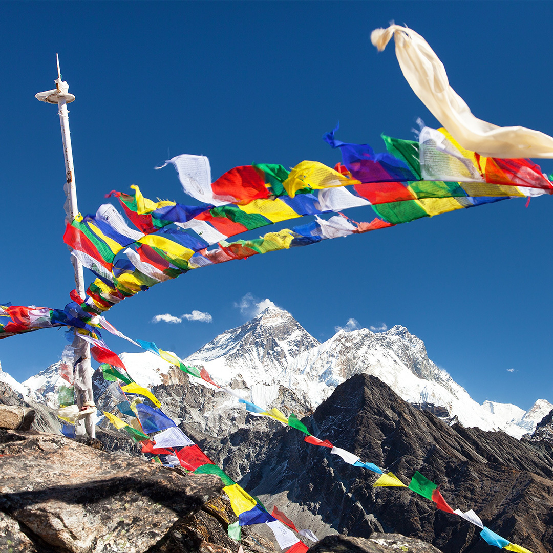 Mont Everest, Mont Lhotse, Makalu, drapeau de prières bouddhistes.