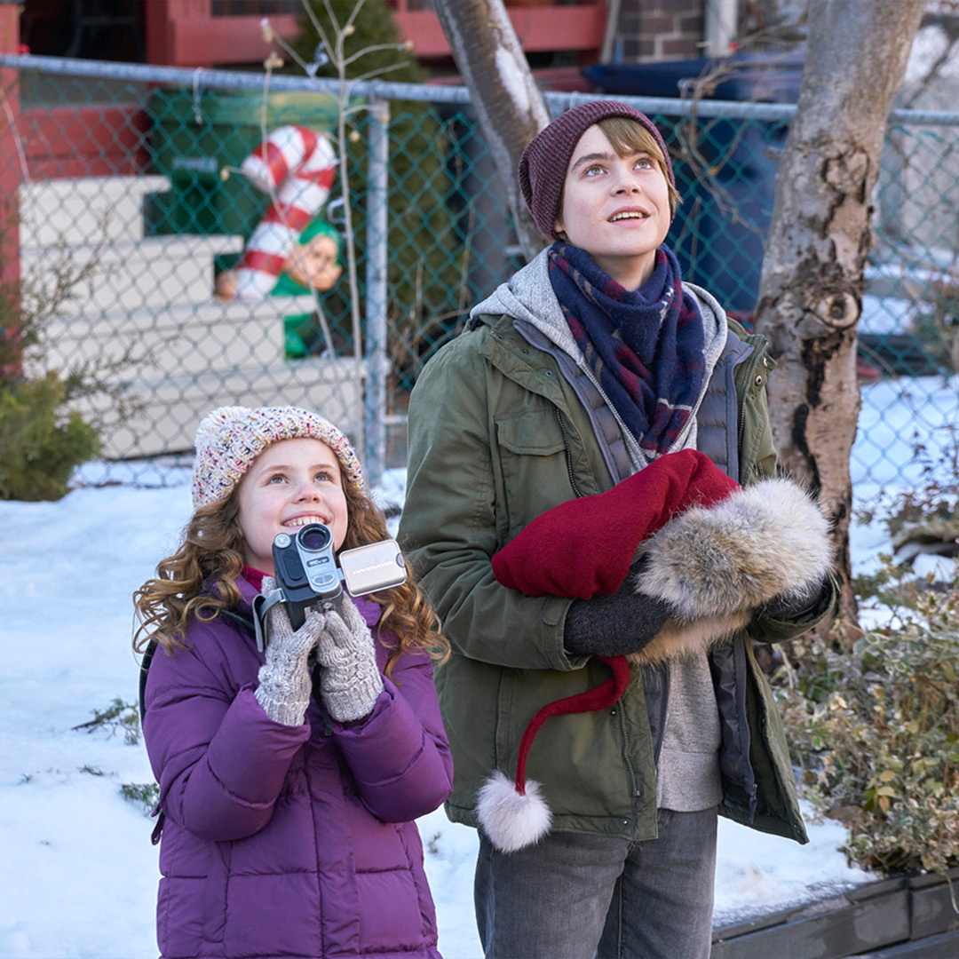 Darby Camp et Judah Lewis dans Les Chroniques de Noël.