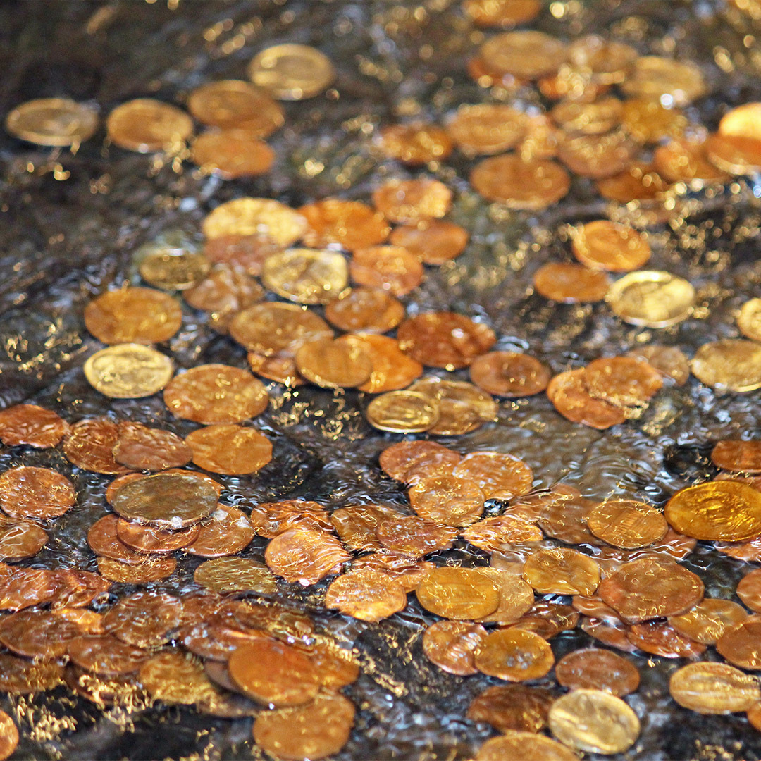 Pièces de monnaie dans l’eau.