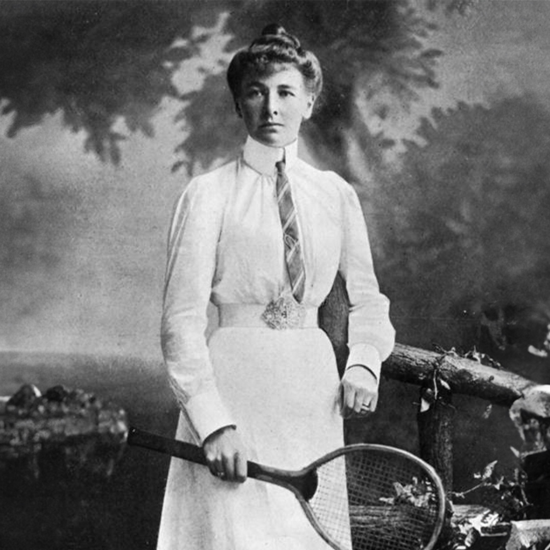 La joueuse de tennis britannique Charlotte Cooper, première championne olympique dans une épreuve individuelle en 1900.