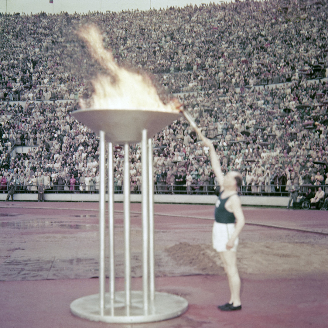 Paavo Nurmi allumant la vasque olympique aux Jeux olympiques de 1952.