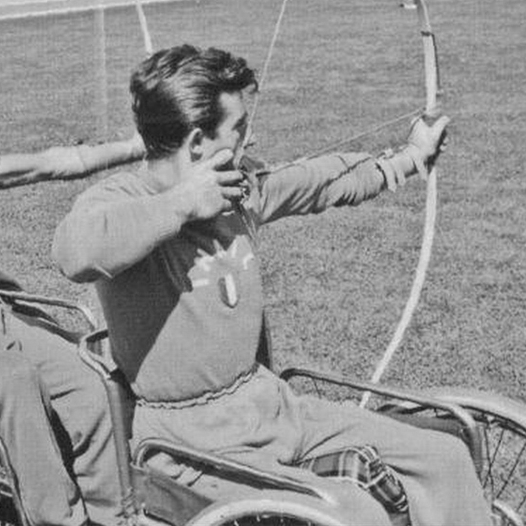 Deux athlètes du tir à l’arc en action aux Jeux paralympiques d’été de 1960 à Rome.