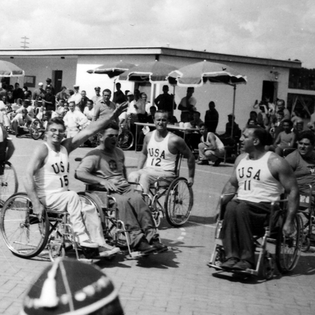 Des athlètes de basketball aux Jeux paralympiques d’été de 1960 à Rome.