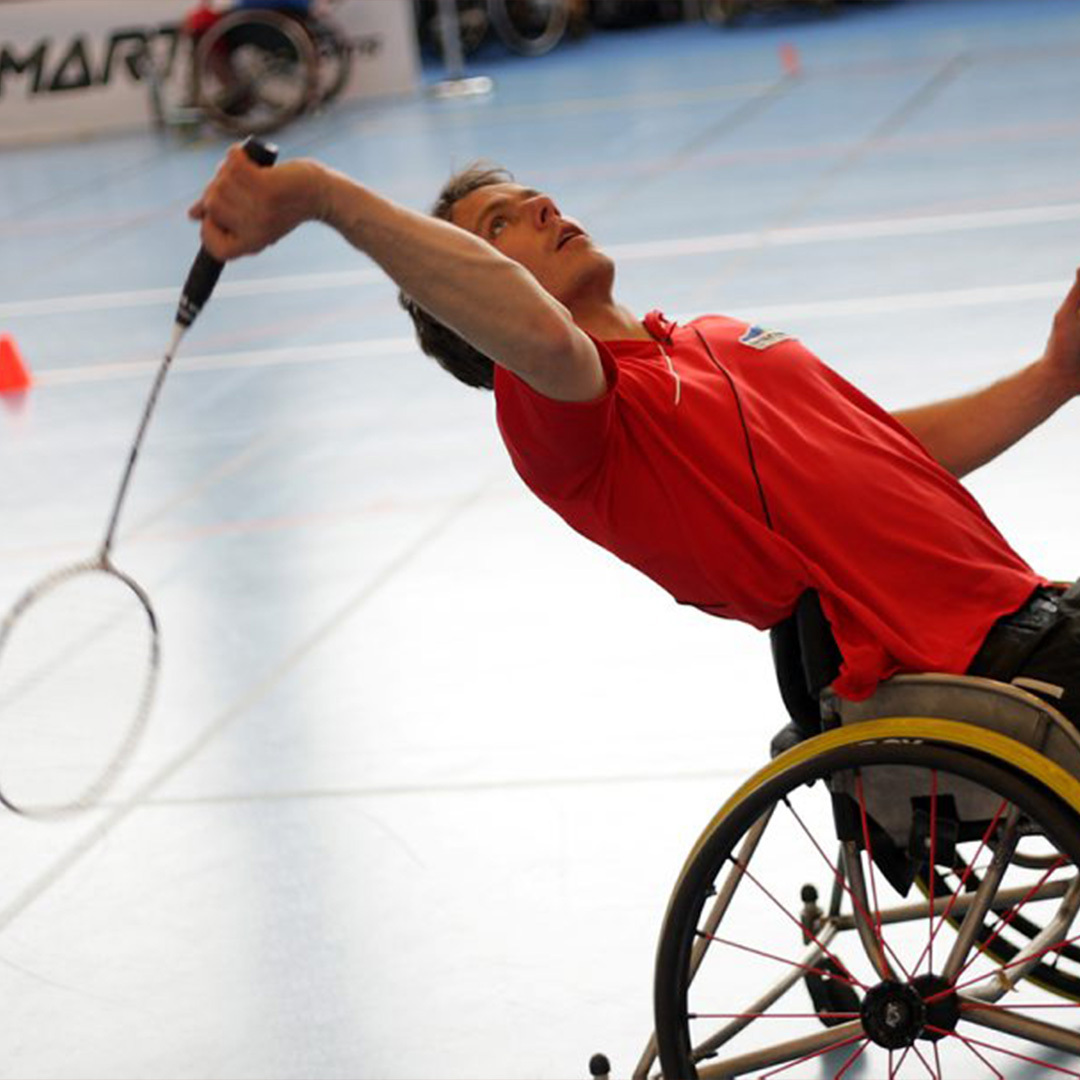 L’athlète David Toupé jouant au parabadminton.