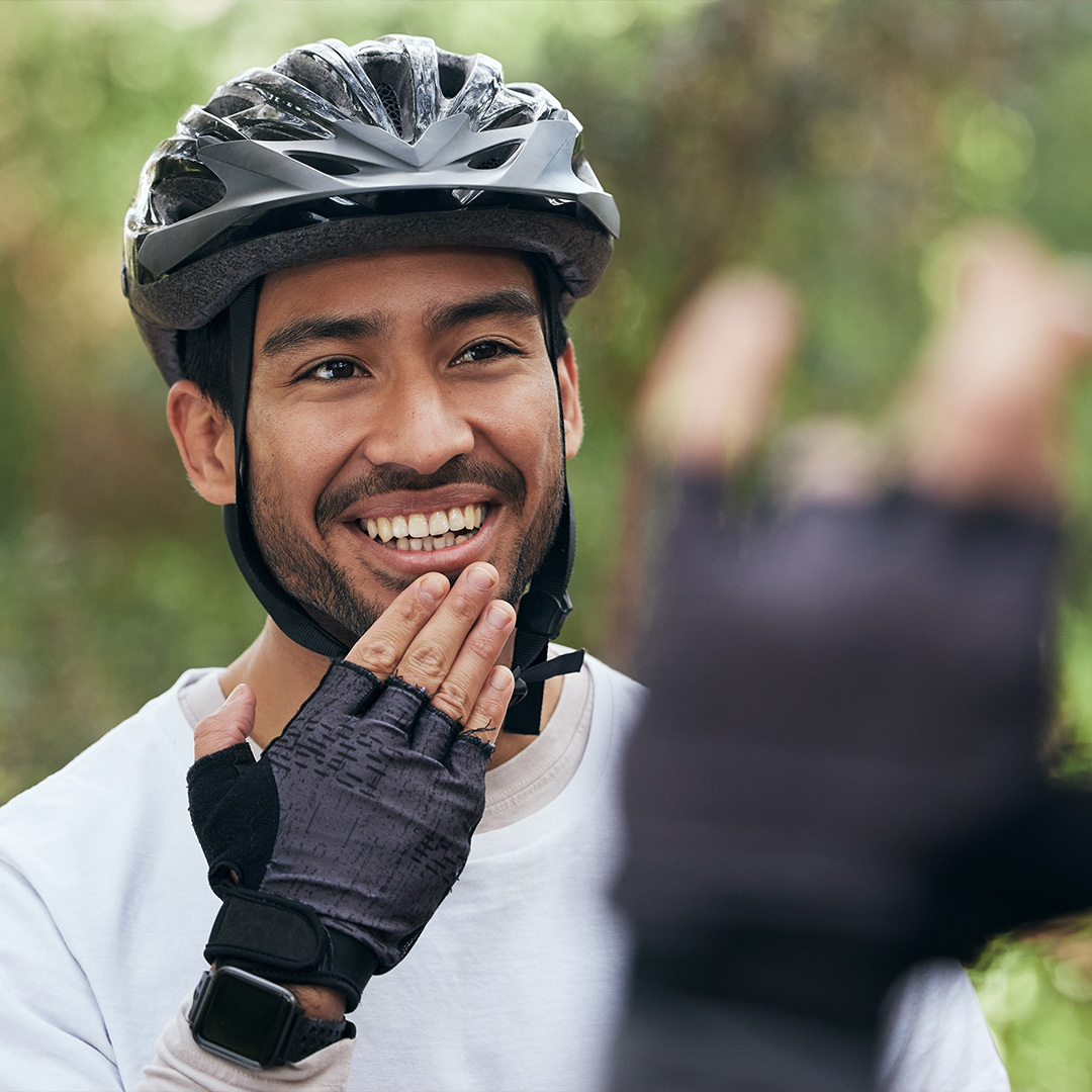 Un athlète malentendant avec un casque de vélo.