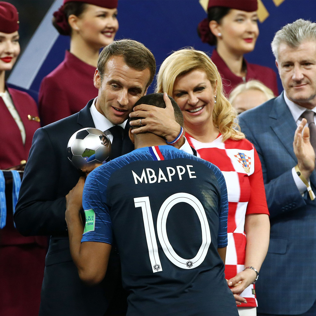 Le Président Emmanuel Macron, la présidente Kolinda Grabar-Kitarovic et Kylian Mbappé lors de la Coupe du monde de la FIFA en 2018.