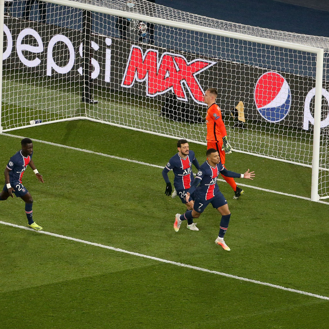 Kylian Mbappé célèbre son but sur coup de pied de réparation avec Alessandro Florenzi et ses coéquipiers en Coupe de l’UEFA en février 2021.