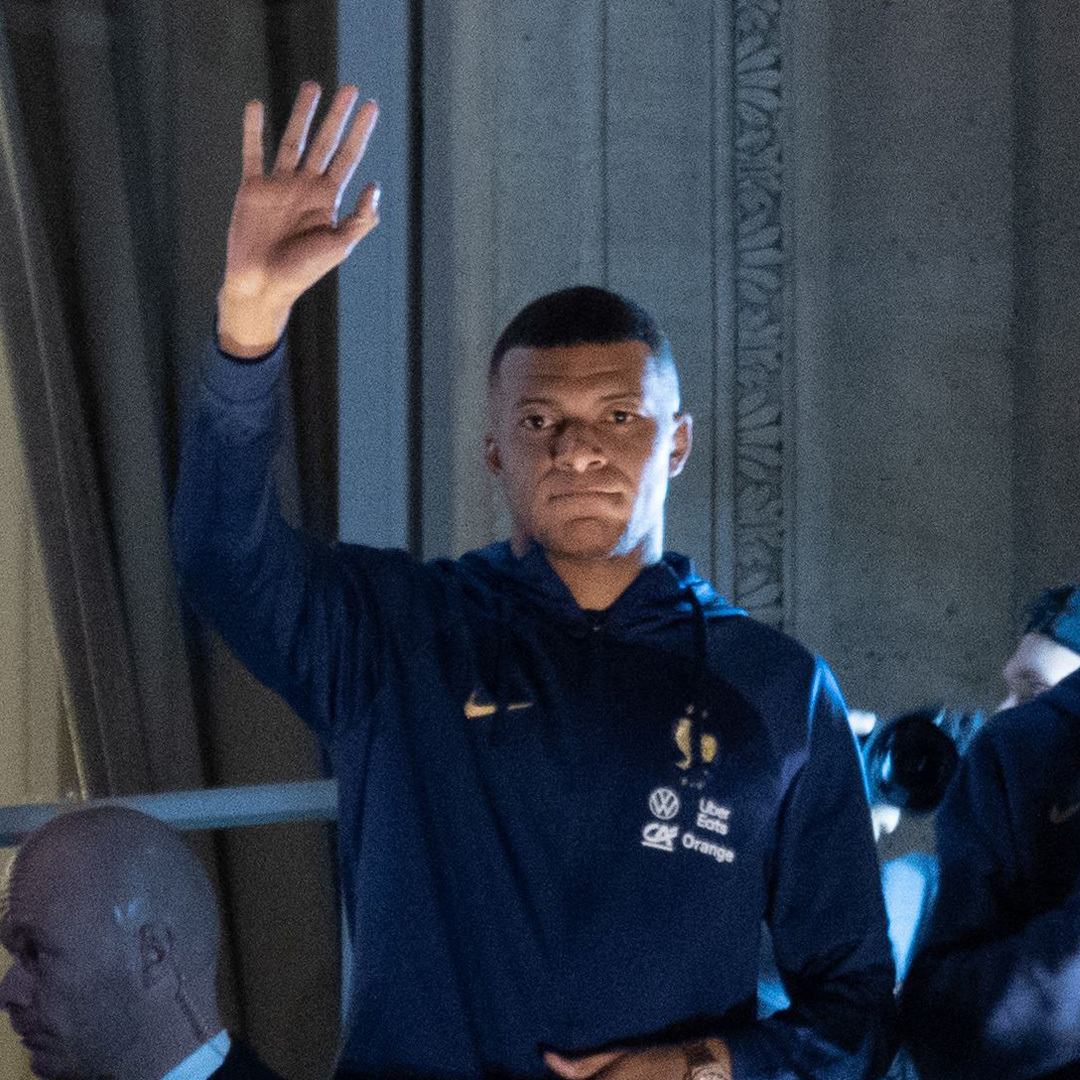 Didier Deschamps et Kylian Mbappé saluent la foule en décembre 2022.