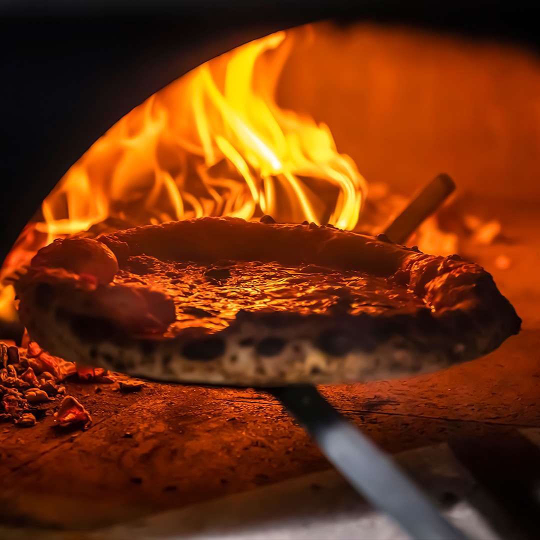 Une pizza napolitaine sortie d’un four à bois.