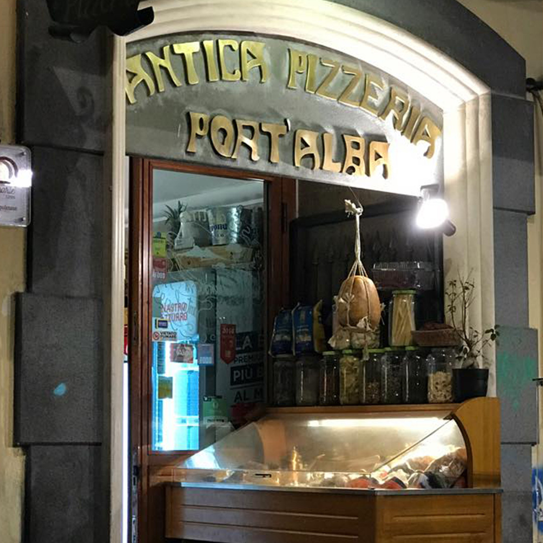 Devanture du restaurant Antica Pizzeria Port’Alba.