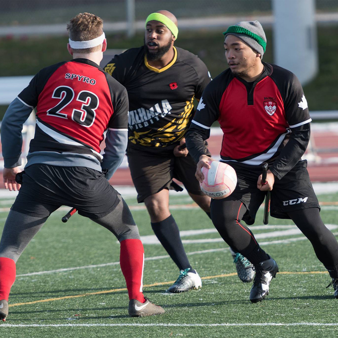 Joueur·euse·s de quadball en action.
