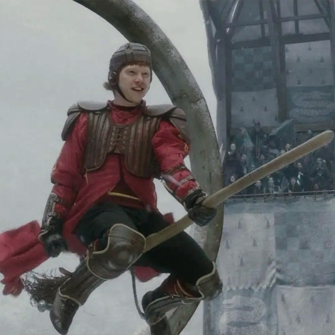 Ron Wesley sur son balai lors d'un match de Quiddtich dans le film Harry Potter et le Prince de sang-mêlé.
