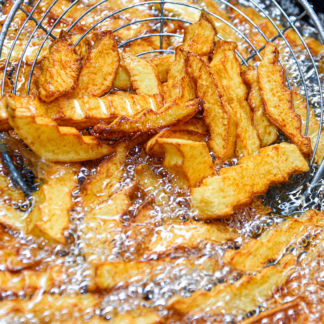 Frites dans une friteuse.