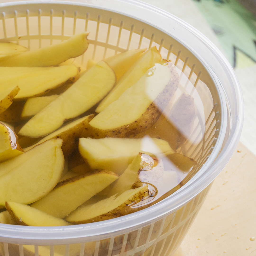 Quartiers de pomme de terre trampant dans l’eau.