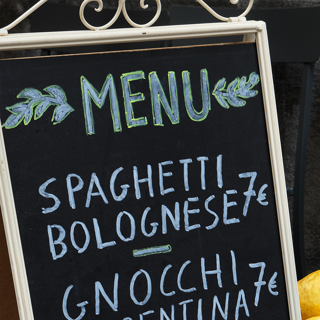 Menu sur un tableau noir d'un restaurant italien.