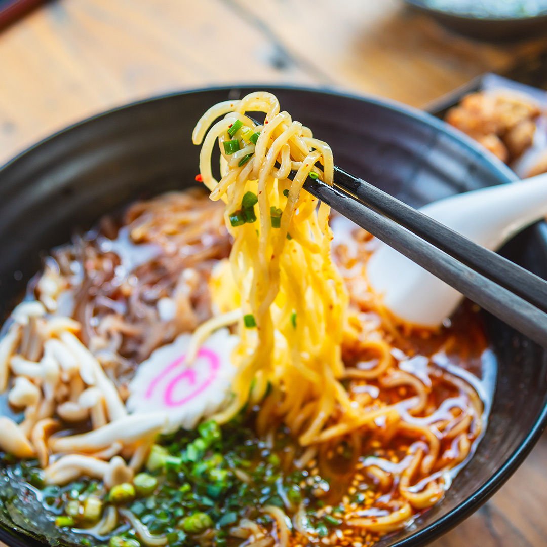Soupe de nouilles ramen japonaise épicée aux œufs.