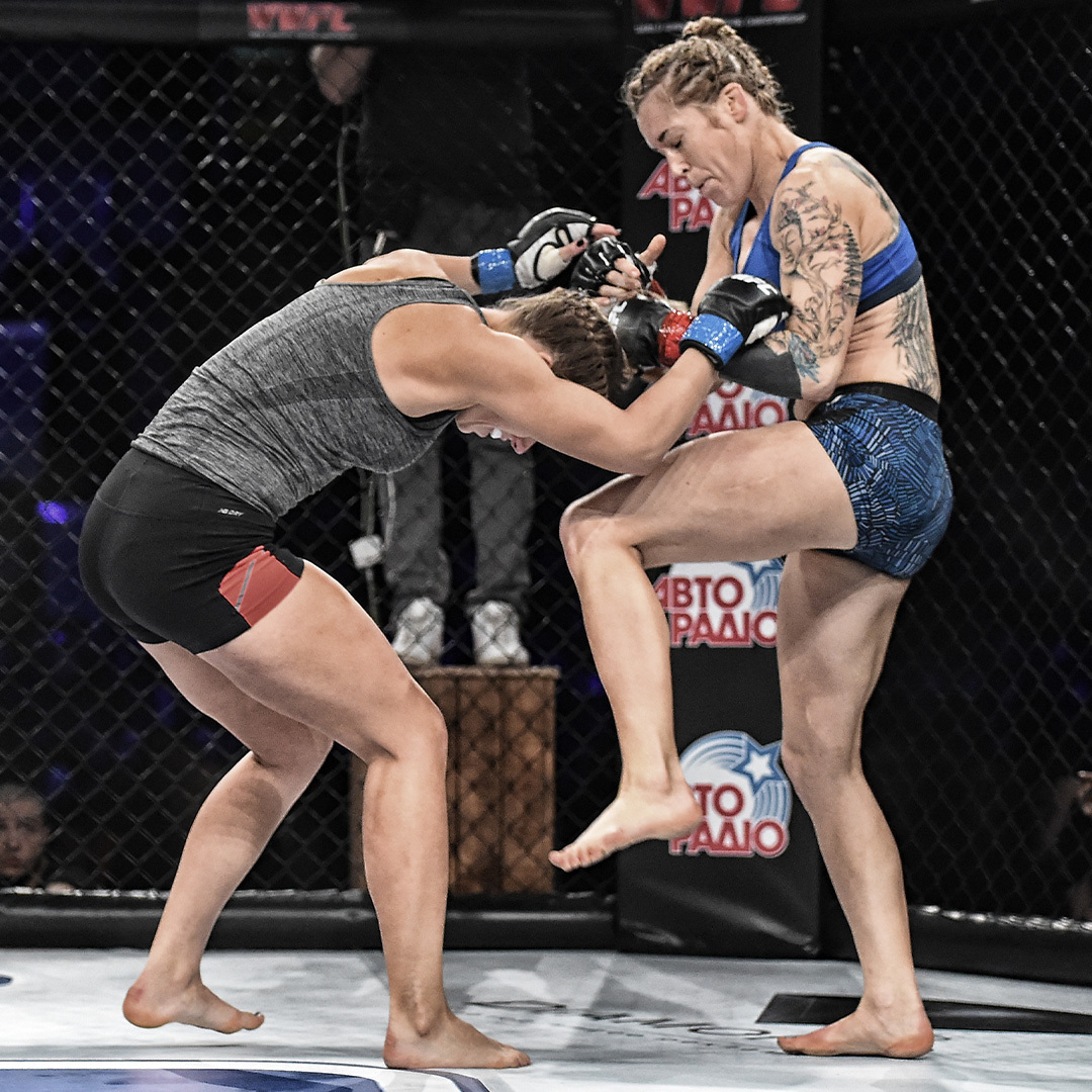 Deux combattantes s’affrontent sur le ring.