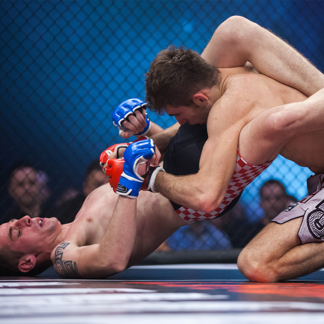 Deux combattants de MMA s’affrontent sur le ring.