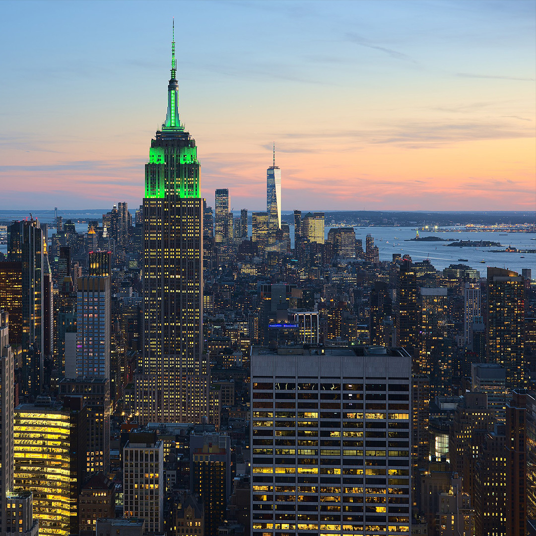 Vue de l’Empire State Building à New York depuis le sommet du rocher au 30 Rockefeller Plaza au coucher du soleil.