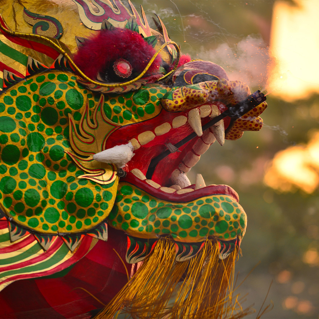 Gros plan sur la tête du dragon chinois qui souffle le feu dans la danse traditionnelle chinoise