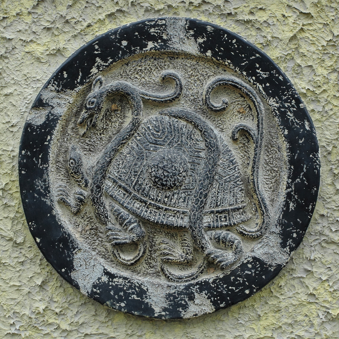 Une sculpture en bronze de la tortue noire (Xuanwu).