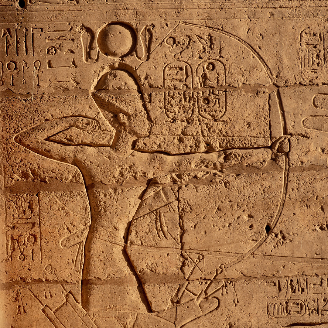 Détails du relief hiéroglyphique du Ramesseum, temple commémoratif du pharaon égyptien Ramsès II.