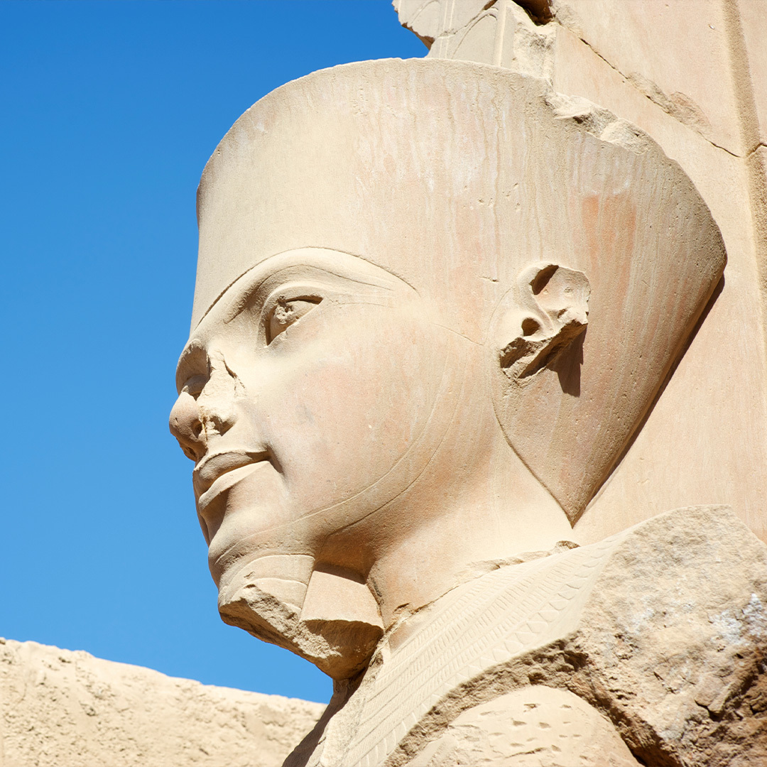Une statue d’Osiris.