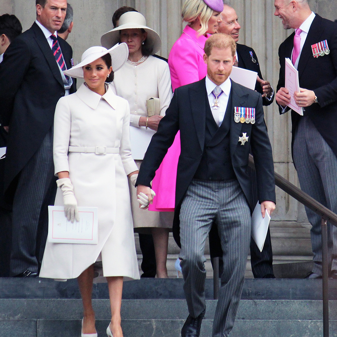 Meghan Markle et le Prince Harry descendant des escaliers.