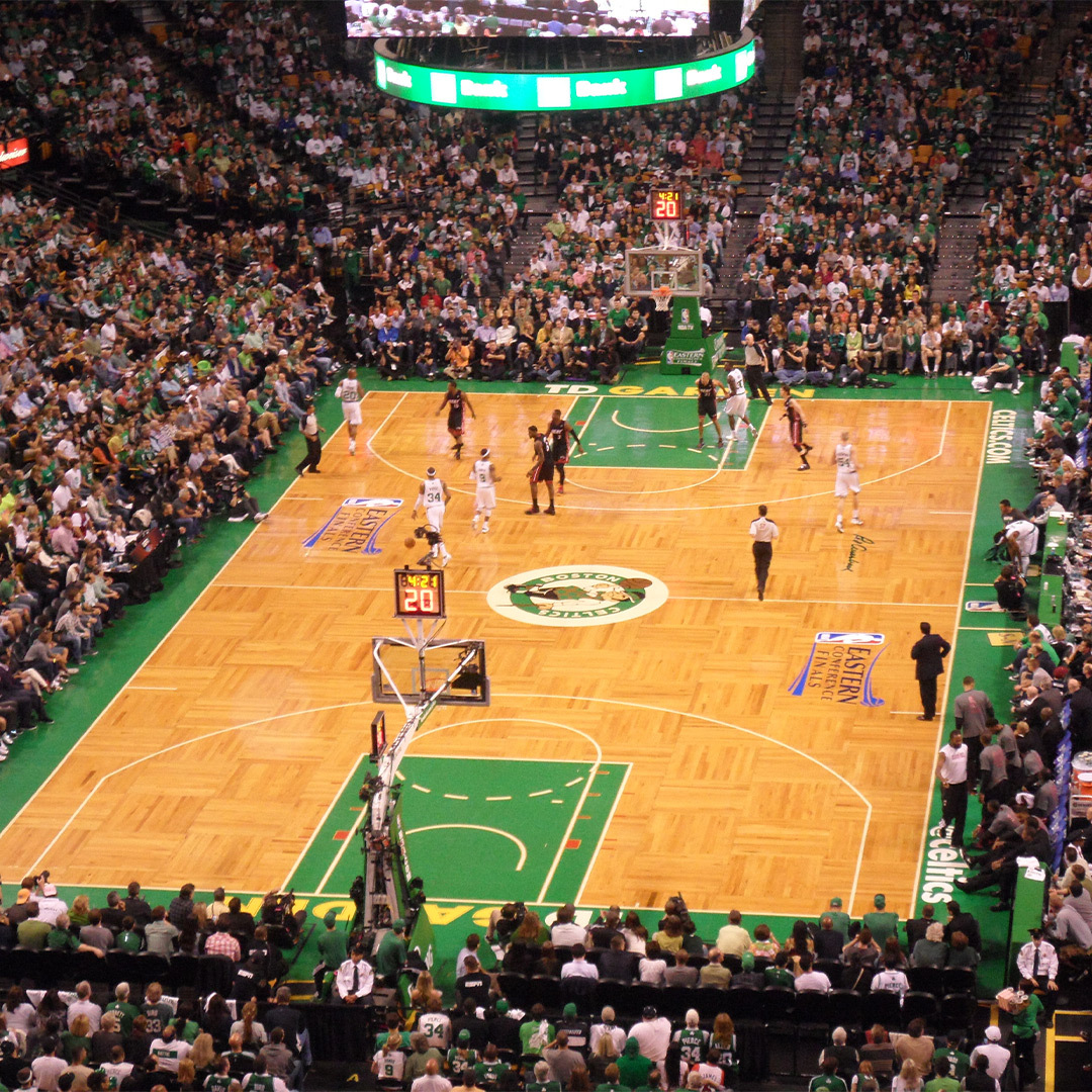 Terrain de basketball des Celtics de Boston au TD Garden en contre-plongée.