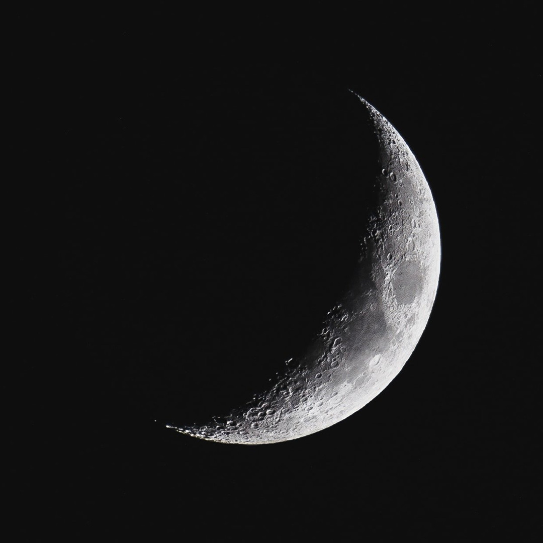 Croissant de lune sur fond noir.