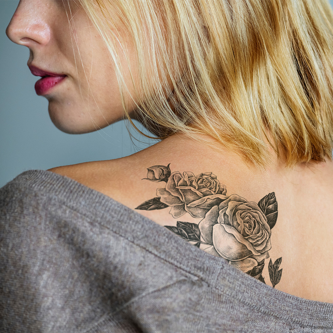 Tatouage de fleur au dos du femme.