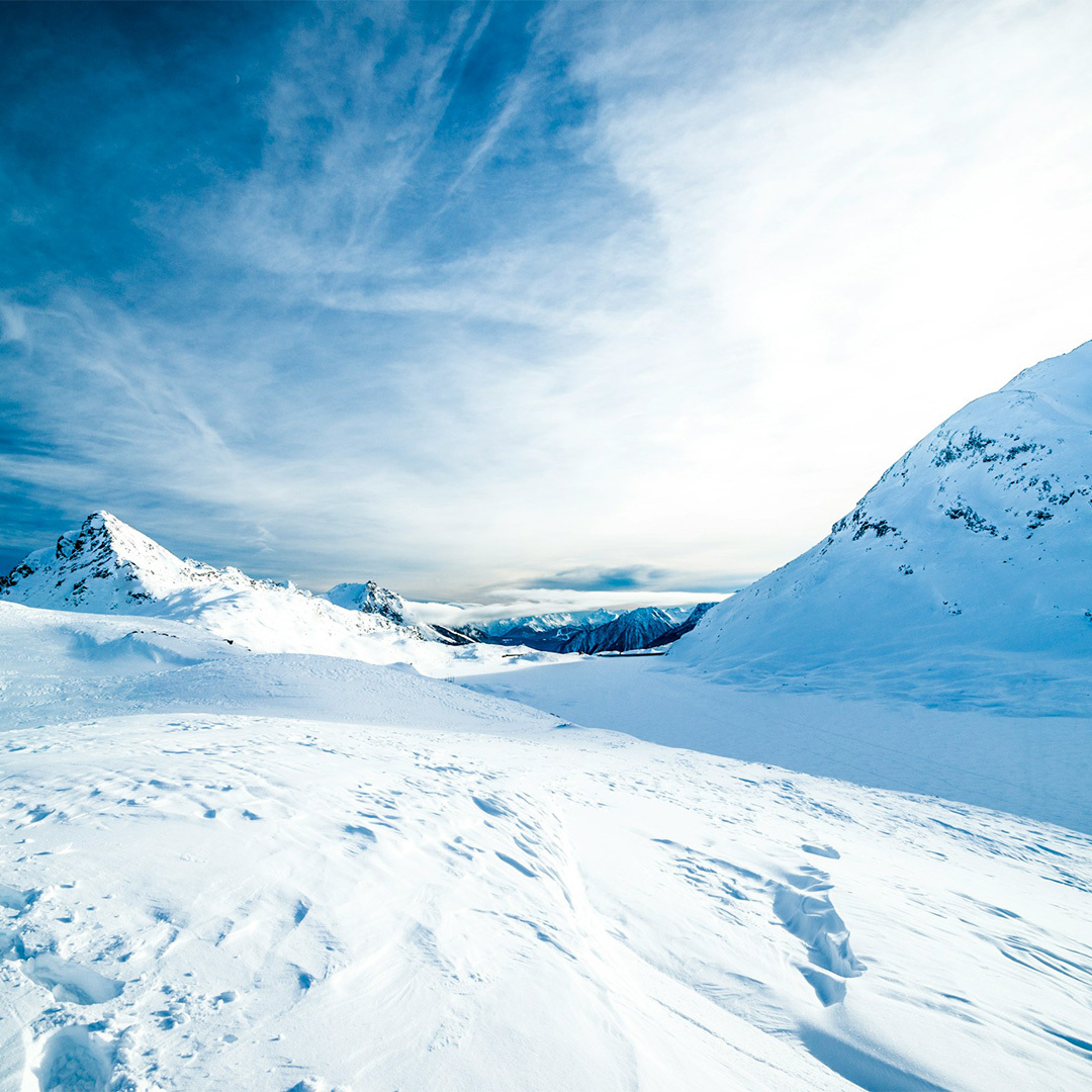 Montagnes enneigées.