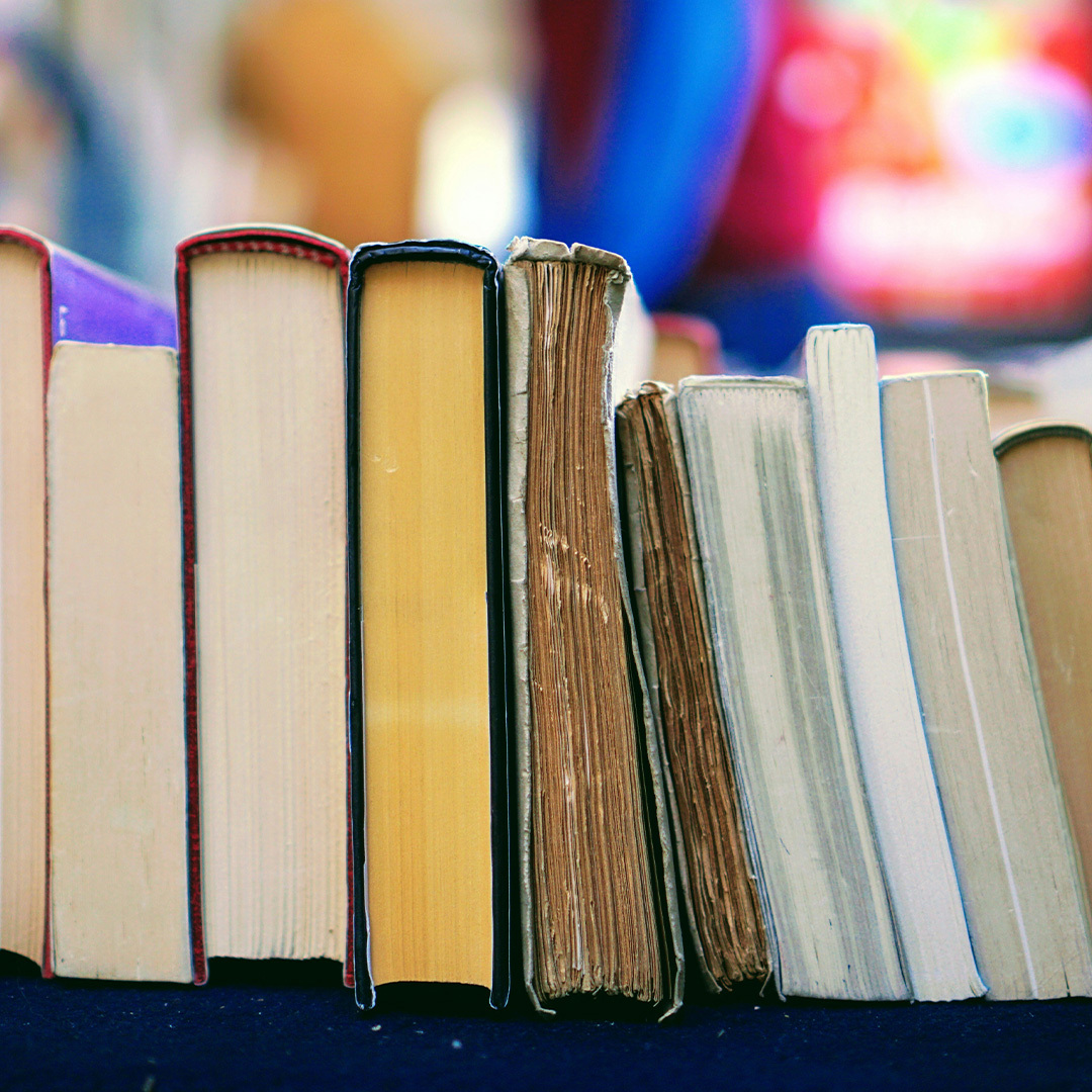 Une rangée de livres.