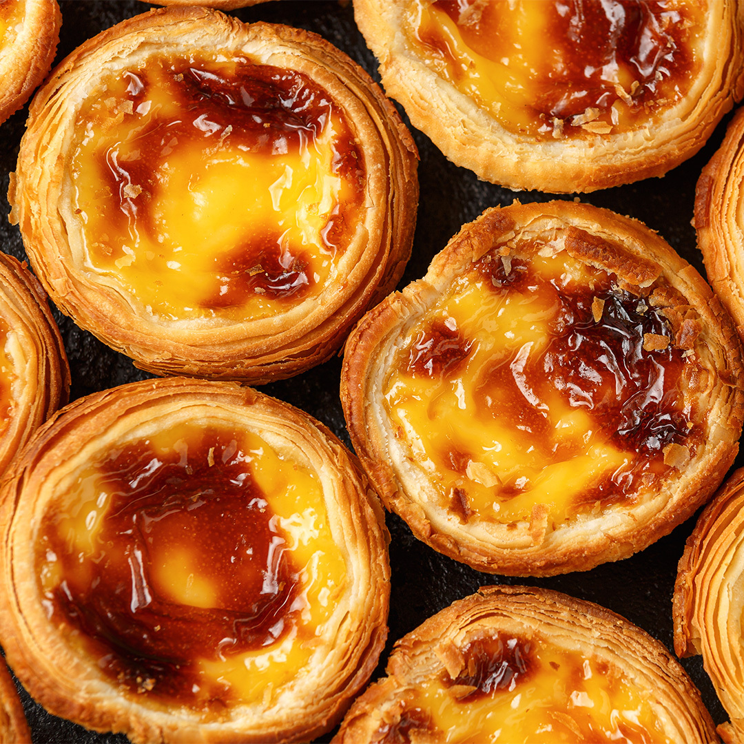 Gros plan sur des pasteis de nata.