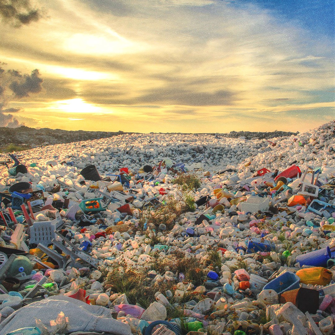 Montagne de bouteilles en plastique et d’autres types de déchets plastiques au site d’élimination des déchets de Thilafushi.