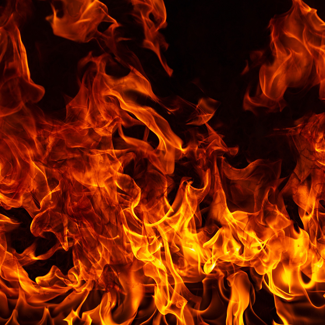Flammes de feu sur fond noir.